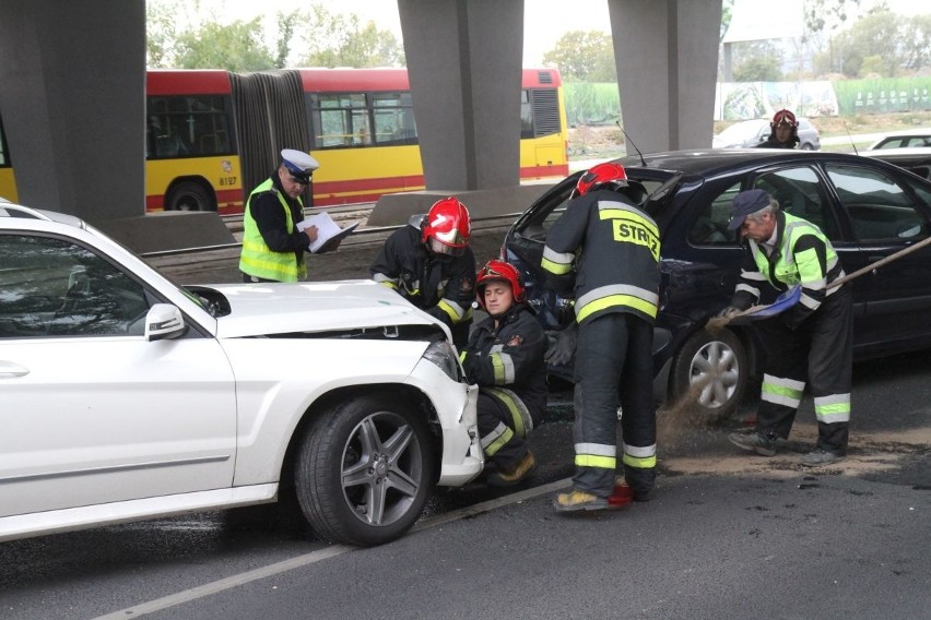 Wrocław: Wypadek pięciu aut na Legnickiej. Mercedes nie wyhamował. Kierowca uciekł
