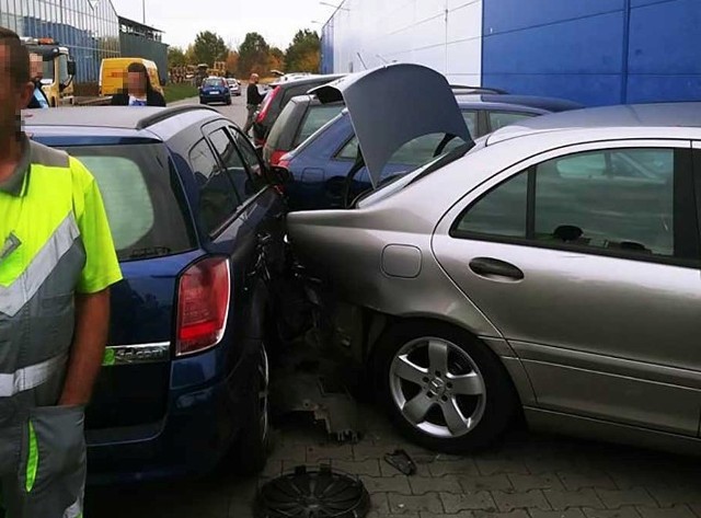 Do karambolu doszło w piątek, 19 października, na parkingu Tesco tuż koło Obi w Gorzowie. Kierujący audi uderzył w opla, który wpadł na zaparkowane auta.Do karambolu doszło po godz. 16.00. Z wstępnych ustaleń wynika, że kierujący audi uderzył w opla prowadzonego przez kobietę. Opel po uderzeniu przez audi odbił się i wpadł na zaparkowane samochody.Zostało rozbitych sześć samochodów. To dwa pojazdy audi, mazda, dwa ople i mercedes.Zobacz, jak udzielać pierwszej pomocy: