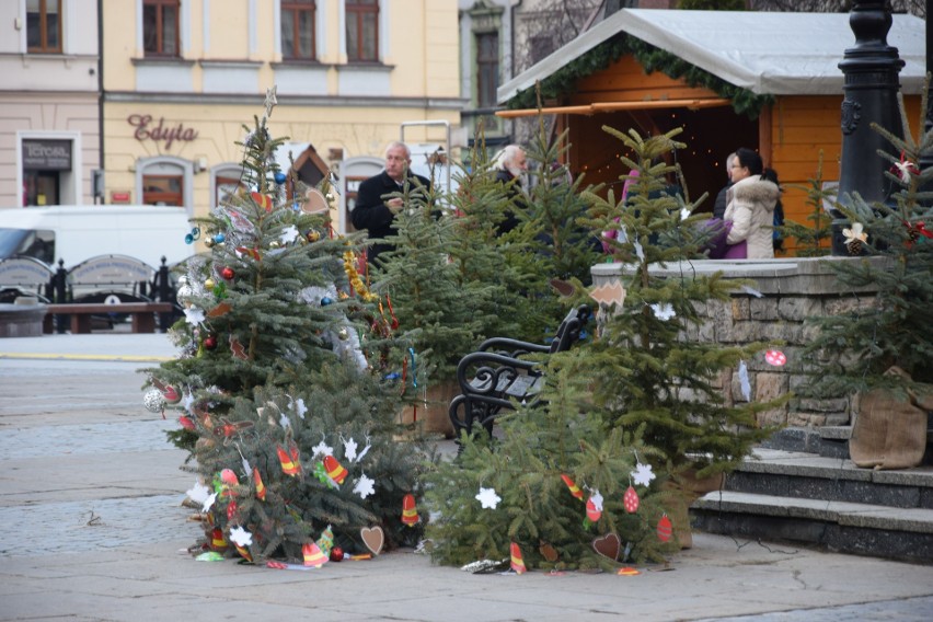 Nowy Sącz. Drzewka bożonarodzeniowe ustawione na rynku nie wytrzymują naporu wiatru [ZDJĘCIA]