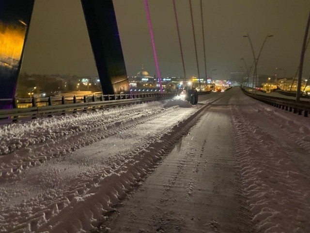 Wyłączony z użytku Most Uniwersytecki jest regularnie odśnieżany.