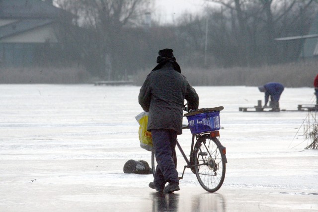 Wielu ludzi, nie zważając na niebezpieczeństwo, wchodzi na przymarzniętą wodę jezior i rzek.