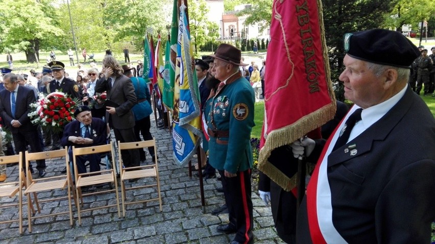 Uroczystości pod pomnikiem bohaterów bitwy pod Monte Cassino