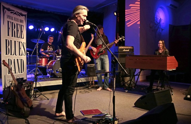 Free Blues Band to grupa bluesowa grająca już ponad 38 lat muzykę pełną ekspresji, która łączy w sobie elementy rythm’n’bluesa, soul, funky i niektórych obszarów jazzu. Poza programem autorskim w repertuarze posiadają także brawurowo wykonywane utwory J. Hendrix’a oraz Deep Purple . Zespół używa oryginalnych organów Hammonda na , których gra jako jedyna w Polsce, przedstawicielka płci pięknej Agnieszka Malcherek."