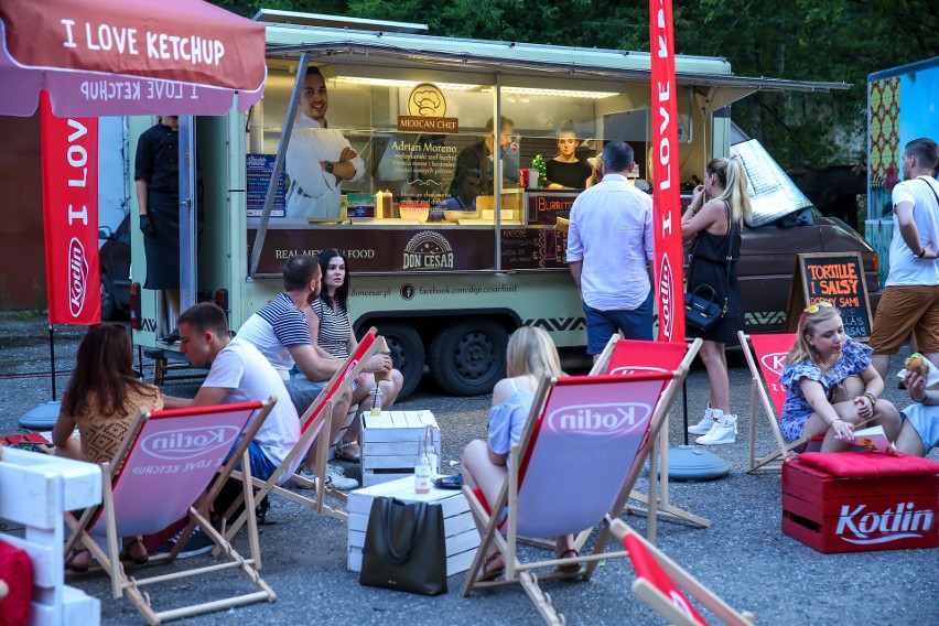 "Żarcie na kółkach". Foodtrucki znów zjechały do Krakowa