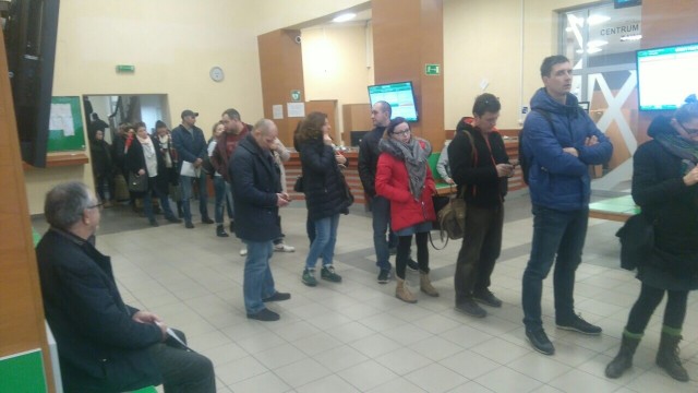 Pracodawcy czekają długie godziny w kolejkach do Powiatowego Urzędu Pracy w Poznaniu