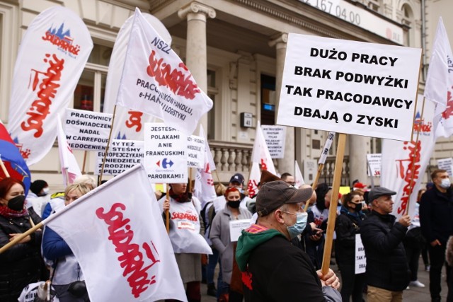 Silna grupa ze Śląska przyjechała na protest pracowników handlu do Warszawy.