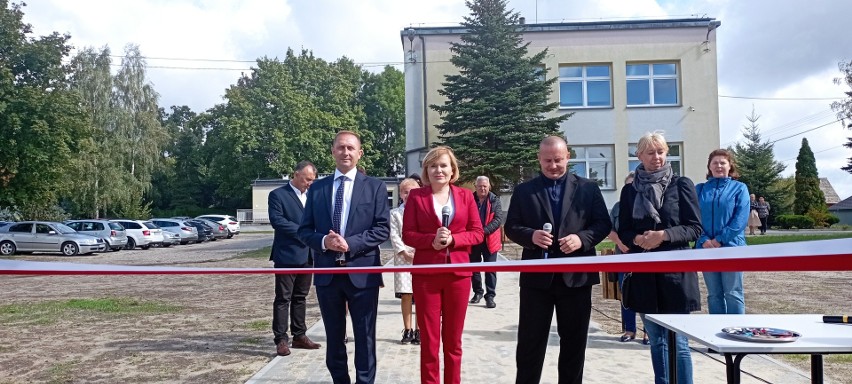 Uroczyste otwarcie nowego boiska przy Szkole Podstawowej w Potoku Wielkim i wyjątkowy gość, minister Anna Krupka. Zobaczcie zdjęcia