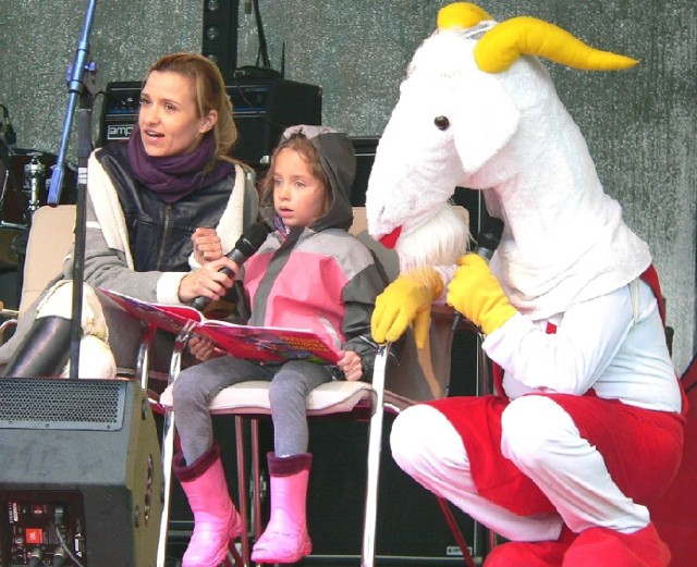 Mała Julia - w asyście Joanny Koroniewskiej i Koziołka Matołka - czytała bajki na scenie, podczas drugiego dnia 11. Międzynarodowego Festiwalu Kultury Dziecięcej w Pacanowie.