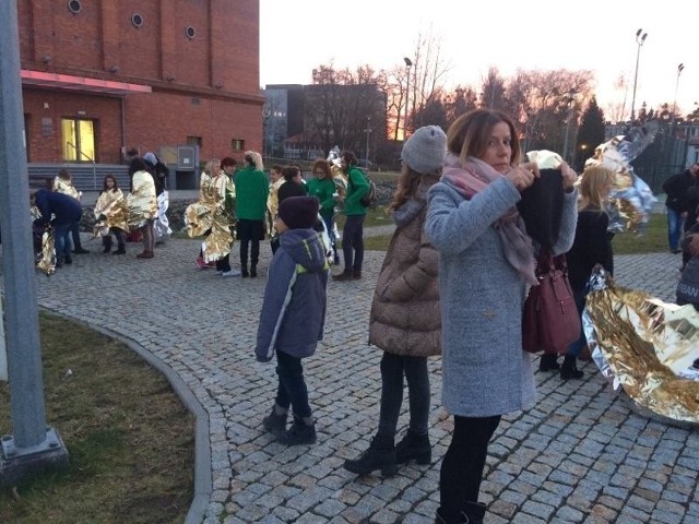 Nietypowo zakończyło się dziś dla jednej z grup zwiedzanie Centrum Nowoczesności Młyn Wiedzy. Podczas oglądania atrakcji zarządzono ewakuację. Czytaj także: Prezydent Andrzej Duda na 25. urodzinach Radia Maryja- Z głośników usłyszeliśmy informację o alarmie i prośbę, aby czym prędzej opuścili budynek korzystając z klatki schodowej - relacjonuje jeden ze świadków tego zdarzenia. - Na miejsce od razu przyjechała straż pożarna.Aktualizacja:Jak już pisaliśmy, w pewnym momencie, gdy trwała kolejna tura oglądania wystaw, zarządzono ewakuację. Zwiedzających poproszono, by czym prędzej opuścili budynek korzystając z klatki schodowej. Pod budynkiem Centrum pojawiła się straż pożarna. - Powodem ewakuacji był dym, który uruchomił czujki przeciwpożarowe. Powstał wskutek zapalenia się materiałów na warsztatach. Uczestnikom nie stała się krzywda, urządzenia i systemy zadziałały prawidłowo. Goście Centrum bardzo sprawie opuścili budynek. Zadziałały wszystkie procedury. Za utrudnienia przepraszamy, za fantastyczną współpracę przy ewakuacji dziękujemy. Dzisiejsza sytuacja pokazuje, że zwiedzający Centrum mogą czuć się u nas bezpiecznie - wyjaśnia  Marcin Centkowski, rzecznik prasowy „Młyna Wiedzy”.