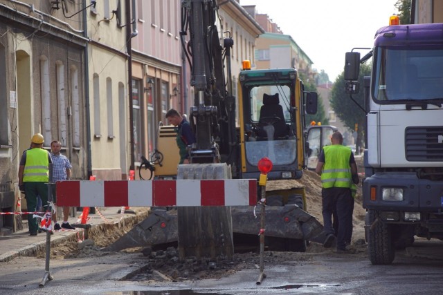 W Sławnie rozpoczęła się kolejna inwestycja drogowa. Ruszyły prace przy przebudowie ulicy Mickiewicza wraz z jej odnogami: ul. Bankową, Basztową i Matejki.- W planie robót jest m.in. rozebranie istniejących zniszczonych nawierzchni, krawężników i obrzeży, przygotowanie podłoża pod ułożenie warstw konstrukcyjnych nawierzchni, wykonanie warstw wierzchnich, regulację istniejących wpustów, włazów, zaworów, studni teletechnicznych, wykonanie nowej kanalizacji deszczowej wraz z przyłączami, humusowanie i obsianie trawą, wykonanie nowych nasadzeń drzew w ilości takiej samej, jak drzewa wycięte (głogi białe i czerwone), dostawę i montaż koszy ulicznych oraz inwentaryzację geodezyjną powykonawczą wykonanych prac - informuje nas Rafał Szymczewski z biura promocji i współpracy zagranicznej Urzędu Miasta w Sławnie. Wykonawcą robót budowlanych jest firma Krężel z Kobylnicy, która złożyła najkorzystniejszą ofertę. Prace wykona za ponad 2,6 mln złotych. Okres gwarancji obejmie 60 miesięcy. Na inwestycję miasto otrzymało dofinansowanie w kwocie ponad 2,1 mln złotych z rządowych pieniędzy. Zobacz także: Sławno: Remont przy ul. Kopernika i Matejki