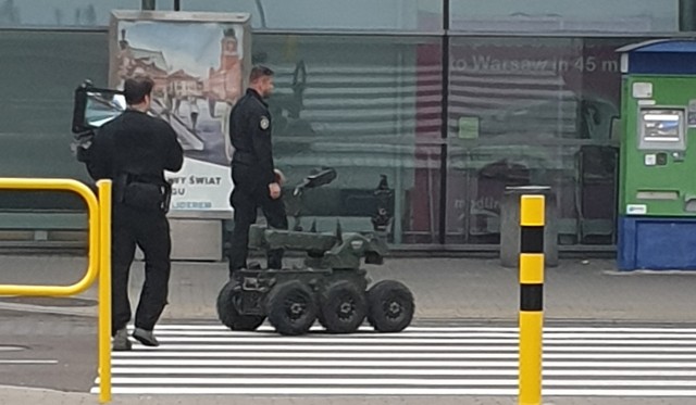 Ewakuacja Lotniska Modlin. Ktoś pozostawił torbę na lotnisku. Na miejscu saperzy i straż pożarna