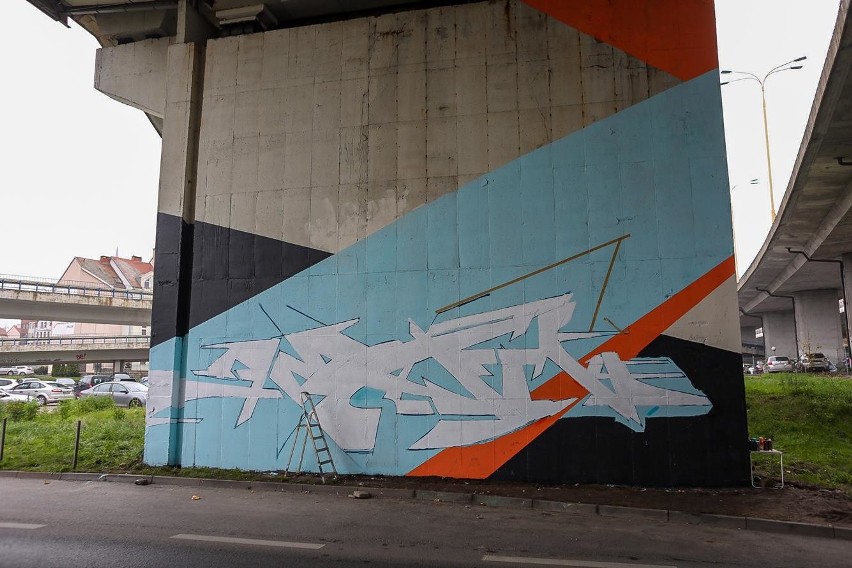 Mural Lumpa wspiera historię niezwykłego pociągu. Street art pod Trasą Zamkową