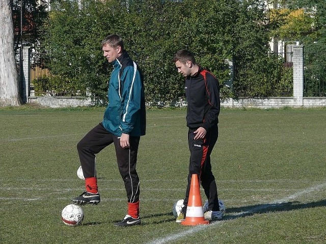 Piłkarze Stali Stalowa Wola (z lewej Jaromir Wieprzęć, obok Mariusz Myszka) rozegrają w środę sparing u siebie z AMSPN Hetman Zamość.