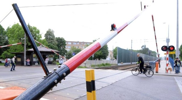 Przy torach na Oruni bardzo często dochodzi do wypadków. Niestety niemal zawsze przyczyną jest zignorowanie opuszczonych szlabanów albo przechodzenie w niedozwolonym miejscu