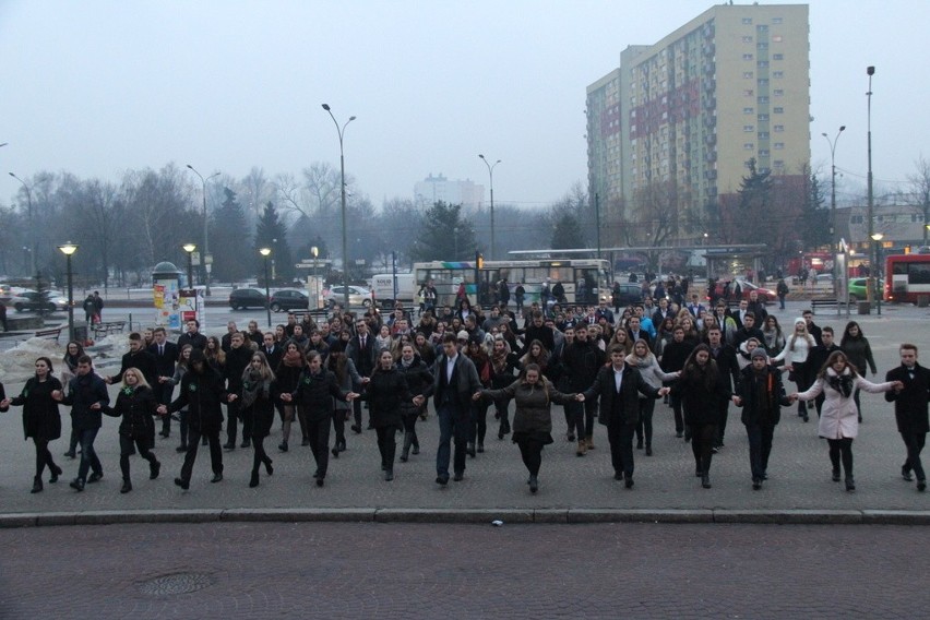 Dąbrowscy maturzyści zatańczyli poloneza na placu Wolności