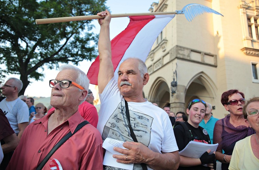 Na krakowskim Rynku znów zapłonęło światełko dla sądów [ZDJĘCIA]