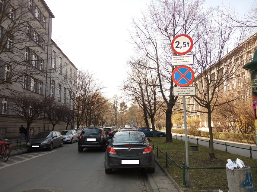 Kraków. "Mistrzowie" parkowania - po wakacjach jest ich więcej