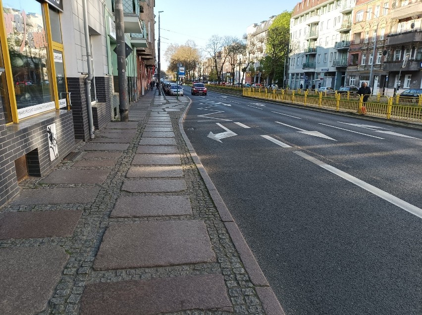 Zanieczyszczone chodniki w centrum Szczecina. "Tego smrodu nie da się wytrzymać"