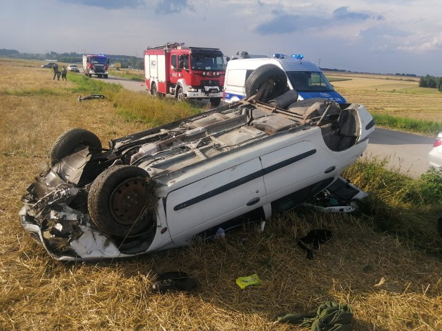 Wypadek w miejscowości Dalechowy, samochód dachował.