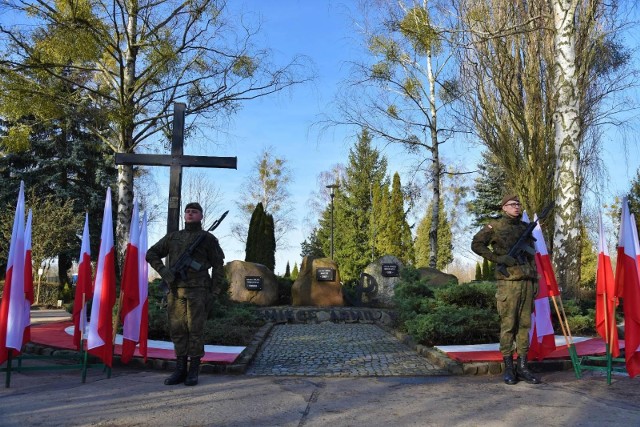 Pomnik poświęcony Armii Krajowej znajduje się na końcu głównej cmentarnej alei w Gorzowie.