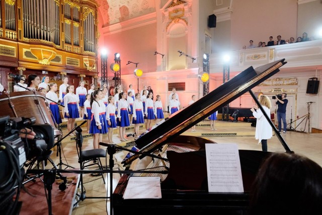 Festiwal Sztuki Słowa Verba Sacra od roku 2001 działa w formie teatru czytanego, który łączy elementy artystyczne m.in. teatr, muzykę i architekturę, naukowe i literackie (przekłady, komentarze).