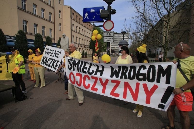 Żółta Alternatywa żąda uwolnienia kaczki! Happening w pasażu Schillera