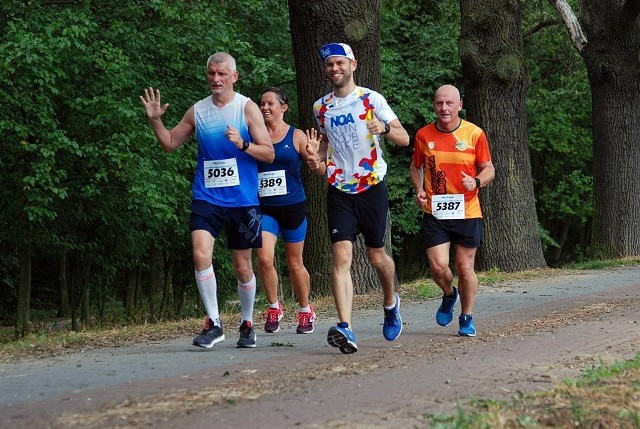 Wrocławska Trzydziestka była sprawdzianem formy przed maratonem dla biegaczy, którzy zdecydowali się wystartować w niedzielnym biegu. Równolegle rozgrywany był bieg charytatywny na rzecz chorego chłopca. Zobacz zdjęcia i wyniki uczestników imprezy.