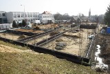 Jak idzie budowa nowego przedszkola w Świdnicy? Jesienią podpisano umowę, a teraz już widać fundamenty. Kiedy dzieci znajdą tu opiekę?