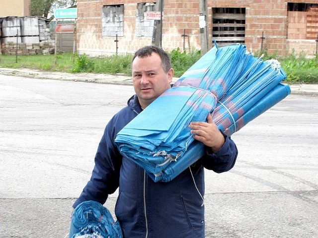 Radny Robert Janus między innymi donosił worki na miejsce akcji przeciwpowodziowej. Też go skrytykowano.