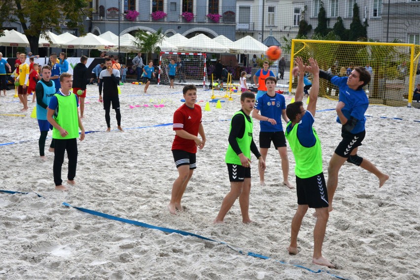 Plażowa piłka ręczna opanowała Rynek w Kielcach! Turniej wygrały Byki z 39 i Pozytywny Skład [ZDJĘCIA, VIDEO]