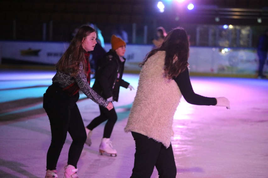 Disco na lodowisku: Zabawa na lodowisku katowickiego Spodka...