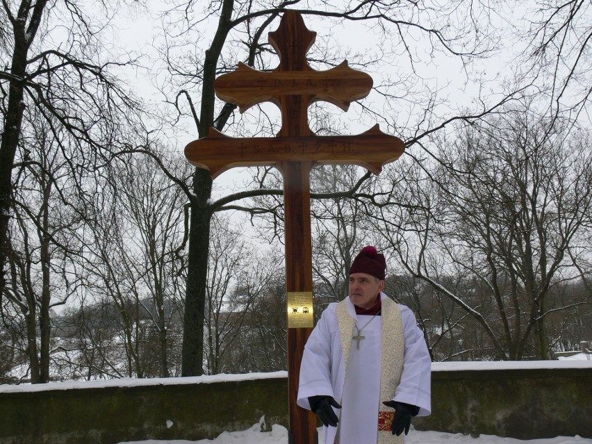 W Sandomierzu poświęcono krzyż morowy. Stanął na placu, przed głównym wejściem do Bazyliki Katedralnej. To inicjatywa biskupa Nitkiewicza