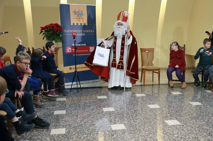 Arcybiskup Ryś w stroju świętego Mikołaja spotkał się z dziećmi