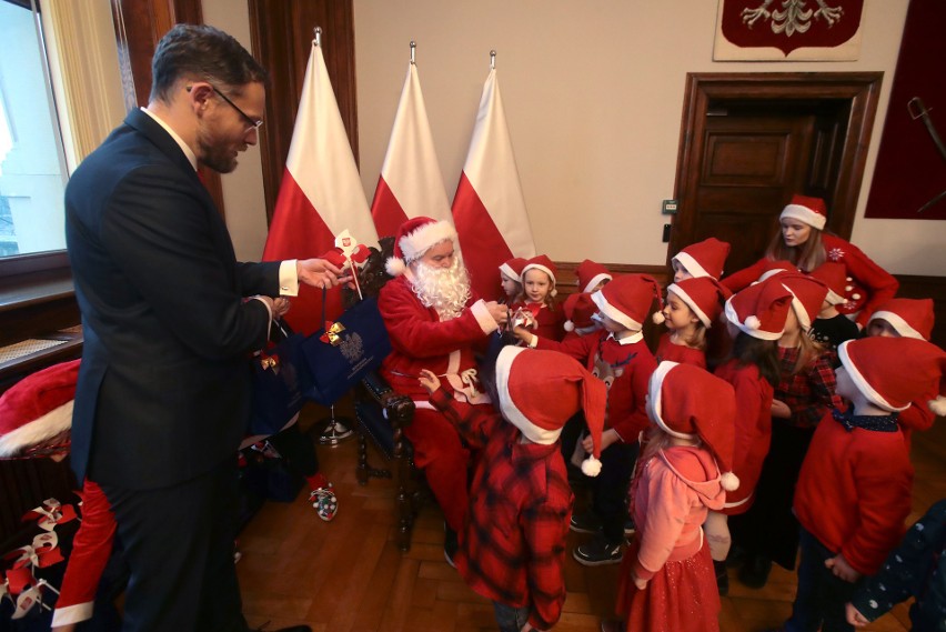 Paczki od Mikołaja dla dzieci z Przedszkola Publicznego „Żagielek” w Szczecinie