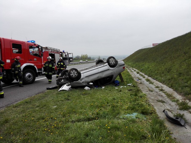 Do groźnego zdarzenia doszło na 261. kilometrze A4 (okolice Góry św. Anny) w kierunku Wrocławia. 69-letni kierujący fiatem albeą podczas wyprzedzania innego pojazdu zorientował się, że sam jest wyprzedzany, zjechał na prawy pas, jednak już zbyt blisko poprzedzającego go auta. Straci panowanie nad samochodem i dachował.Opolskie info 28.04.2017