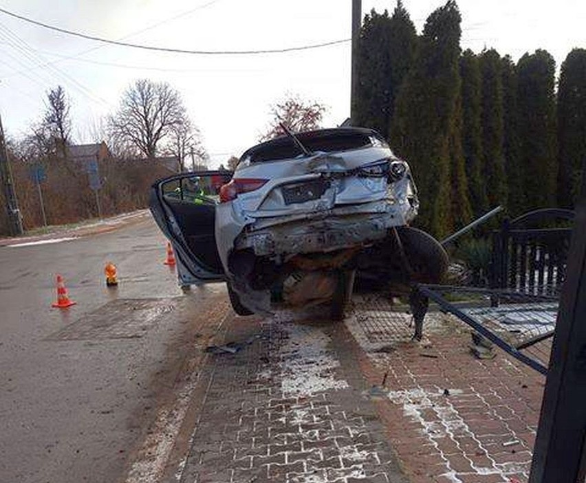 Wypadek w Szydłowcu. Na skrzyżowaniu ulic Północnej, Targowej i Słonecznej zderzyły się dwa samochody. Dwie osoby przewiezione do szpitala