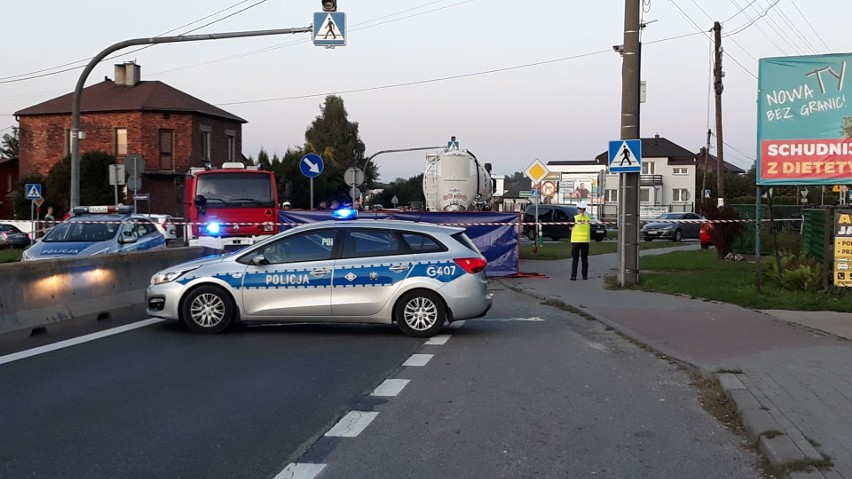 Śmiertelny wypadek w Brzeszczach. Na ul. Ofiar Oświęcimia ciężarowy mercedes potrącił rowerzystę na przejściu dla pieszych [AKTUALIZACJA]