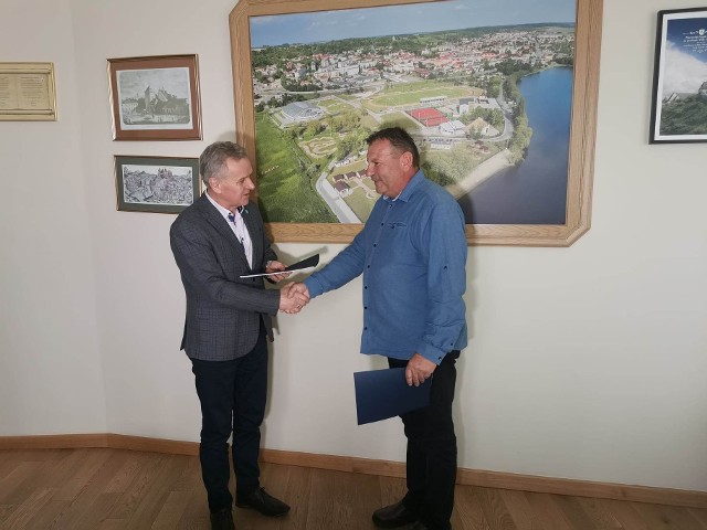 Podpisanie umowy na nową drogę koło miejscowości Pasturka. Od lewej Włodzimierz Badurak, burmistrz Pińczowa oraz Sławomir Piotrowski z firmy Poltim, wykonawcy.