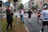 Kibice na trasie maratonu. Mimo pochmurnej pogody zagrzewali do walki biegaczy 22. Poznań Maratonu!