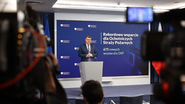 - Jednostki Ochotniczej Straży Pożarnej otrzymają 675 dodatkowych samochodów - poinformował wiceminister spraw wewnętrznych i administracji Maciej Wąsik.