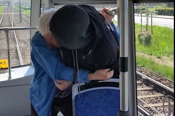 Jeden z pasażerów tramwaju, pan Witold próbował zatrzymać...