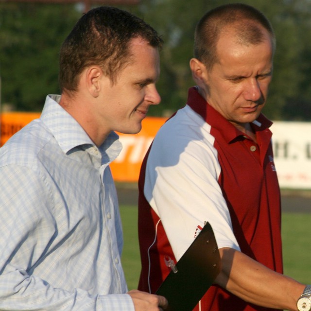 Marcin Chodak. - trener Korona HiD i Sławomir Stanisławski trener Narew Ostrołęka