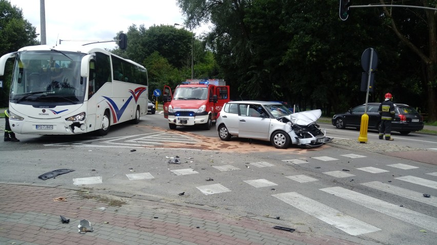 Autobus zderzył się z osobówką [ZDJĘCIA]