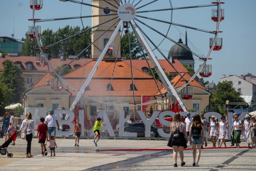 Wielka karuzela góruje nad Rynkiem Kościuszki od półtora...