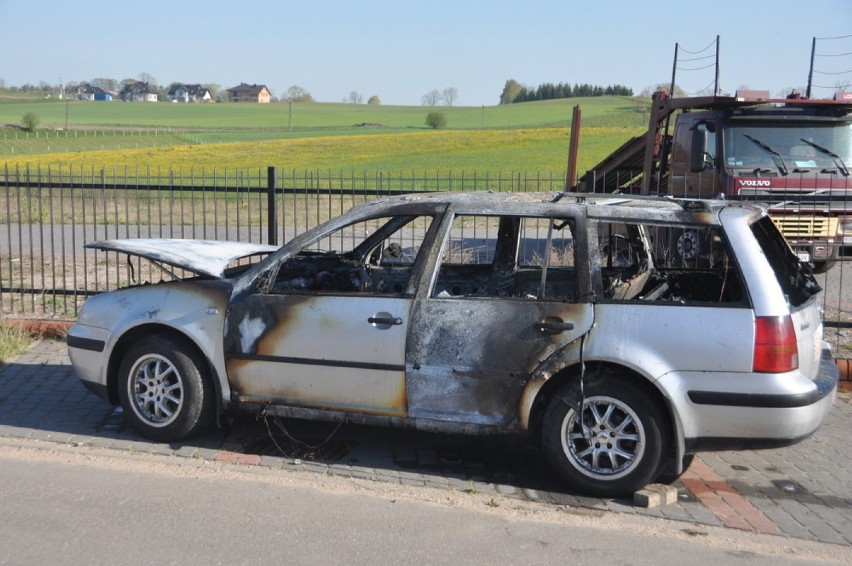 Volkswagen stanął w płomieniach w Borkowie. Ogień opanował cały pojazd [ZDJĘCIA]