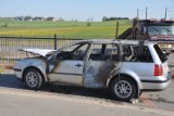 Volkswagen stanął w płomieniach w Borkowie. Ogień opanował cały pojazd [ZDJĘCIA]