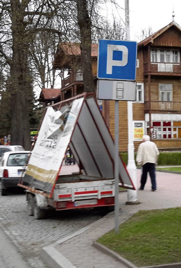 Burmistrz Dariusz Reśko przekonuje, że płatne parkingi spowodują rotację samochodów. - Auta z reklamami stały nawet po kilka dni - mówi