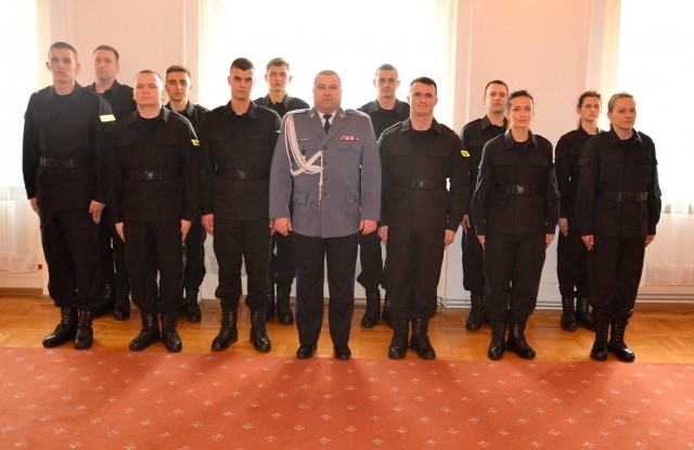 12 nowych policjantów ślubowało w piątek „Strzec bezpieczeństwa państwa i jego obywateli nawet z narażeniem życia…”. Rotę ślubowania od nowych funkcjonariuszy przyjął Komendant Wojewódzki Policji w Białymstoku Pan nadinspektor Daniel Kołnierowicz.