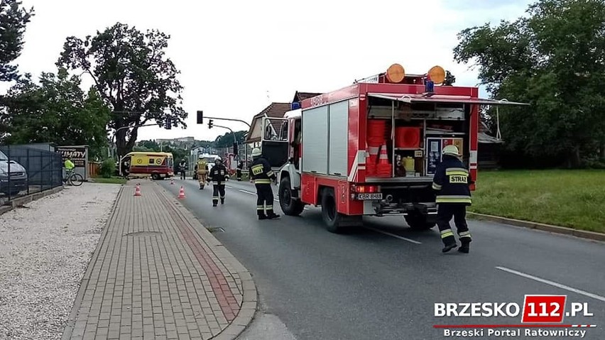 Brzesko. Wypadek karetki transportującej pacjenta z koronawirusem. Wśród rannych są dzieci