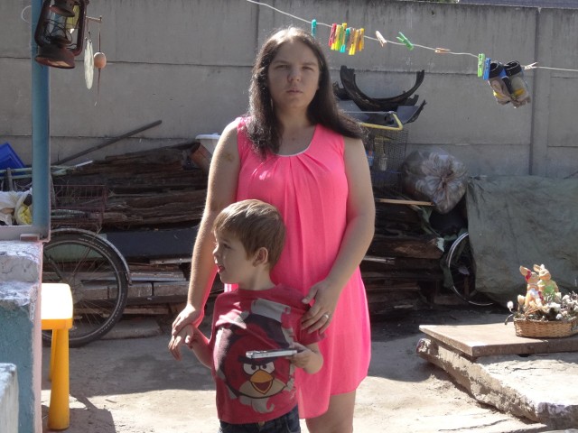 Monika Zgoła, matka 6-letniego Oliwiera musi poczekać na kolejne dokumenty, bo urzędnicy są na urlopach